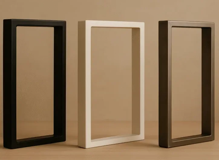 Trois piétements en acier : noir mat, blanc satiné et acier brut